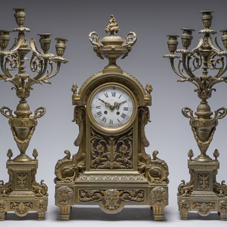 Garniture de cheminée de trois pièces en bronze partiellement doré, France, 19ème siècle