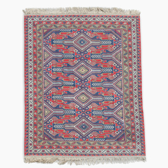 Tapis oriental de type Saroukh en laine à décor floral géométrique, troisième quart du 20ème siècle