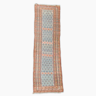 Long tapis en laine à décor floral, probablement kurde, milieu du 20ème siècle