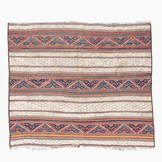 Tapis oriental de type Kelim (Kilim) Qashqai à décor géométrique, vers 1900