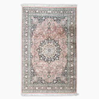 Tapis oriental de type Kashmir en soie à décor floral, dernier tiers du 20ème siècle