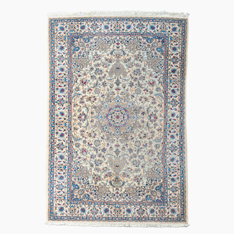 Tapis oriental de type Nain à décor floral, laine et soie sur coton, deuxième moitié du 20ème siècle