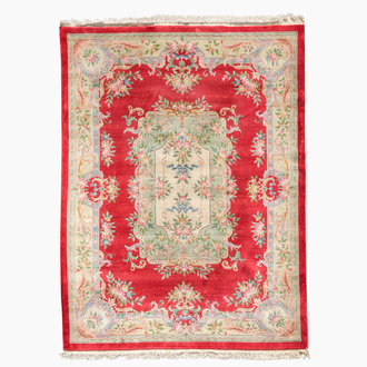 Tapis de style Aubusson en laine à décor floral, Chine, 20ème siècle