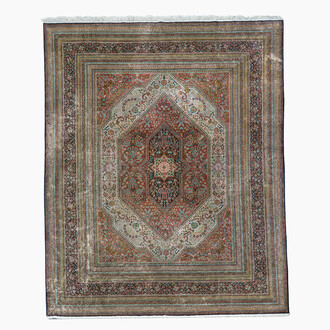 Tapis oriental de type Qom (Qum/Ghom) en soie à décor floral, deuxième moitié du 20ème siècle