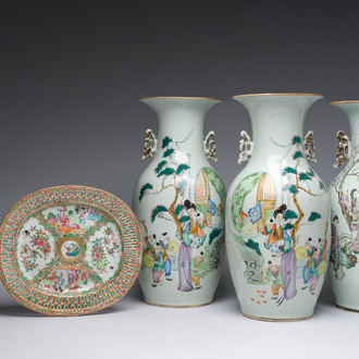 Trois vases en porcelaine de Chine famille rose à décor de dames et d'enfants dans un jardin et un vase et un plat de Canton, 19ème/20ème siècle