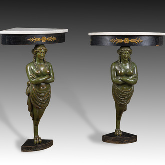Paire de consoles d'angle à cariatides avec dessus en marbre et montures en bronze doré, France, 19ème/20ème siècle