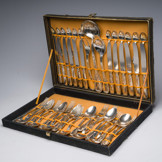 Ménagère de 50 pièces en métal argenté dans la cassette d'origine, poinçon de maître A.P., 20ème siècle