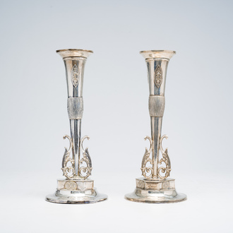 Paire de vases solifleurs en argent à décor en relief transformés en bougeoirs, Allemagne, première moitié 19ème siècle