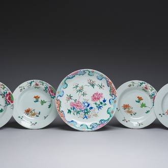 Cinq assiettes et plats en porcelaine de Chine famille rose, Qianlong