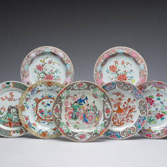 Sept assiettes en porcelaine de Chine famille rose en verte à décor floral et de scènes animées, Yongzheng/Qianlong