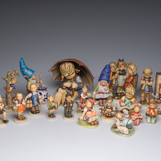 Grande collection variée de figures et de groupes de type Hummel en biscuit décoré polychrome, Goebel, Allemagne, 20ème siècle