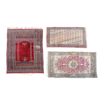 Trois tapis orientaux différents à décor floral et d'intérieur d'une mosquée, laine et coton, 20ème siècle