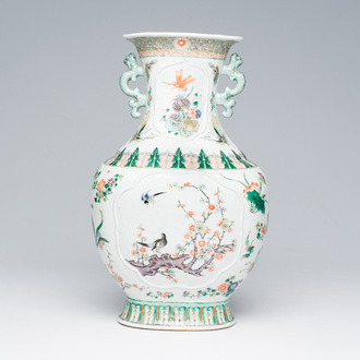 Vase en porcelaine de Chine famille verte à décor d'oiseaux et d'insects parmi des branches fleuries, marque de Kangxi, 19ème siècle