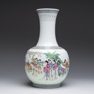 Vase de forme bouteille en porcelaine de Chine famille rose à décor de dames sur une terrasse, marque de Qianlong, République, 20ème siècle
