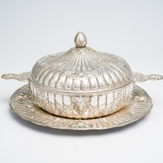 Terrine couverte sur présentoir en argent à décor de têtes de bélier et de guirlandes de fleurs, France, dernier quart 18ème siècle