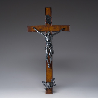 Corpus Christi argent avec une croix en bois, 18ème siècle