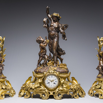 Impressionnante garniture de cheminée en trois pièces en bronze doré et patiné à décor de bacchante et bacchantes, France, 19ème siècle