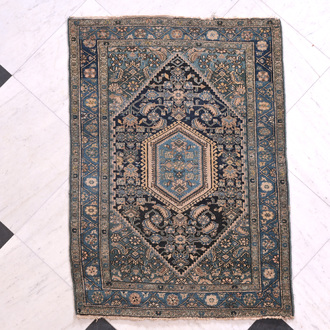 A Persian Hamadan rug with floral design, wool on cotton, 20th C.