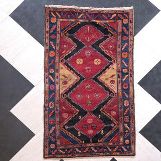 A Persian Hamadan or Kurdu rug with geometric design, wool on cotton, 20th C.