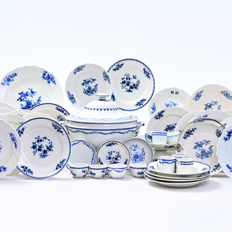 Een uitgebreide en gevarieerde collectie blauw-wit Doorniks porselein met floraal decor, 18de/19de eeuw