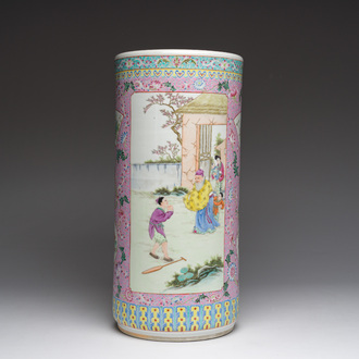 Een Chinese famille rose cilindervaas met verhalend decor, Qianlong merk, 20ste eeuw