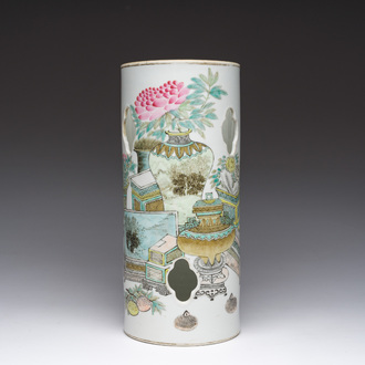 Een Chinese opengewerkte qianjiang cai hoedensteun met decor van antiquiteiten, Guangxu merk en periode