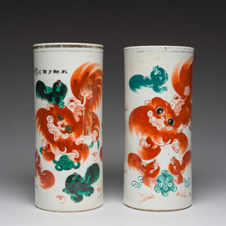 Twee Chinese ijzerrode hoedensteunen met boeddhistische leeuwen, 19de/20ste eeuw