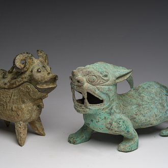 Een Chinese bronzen sculptuur van een mythisch dier en een kan van het type 'guang', 20ste eeuw