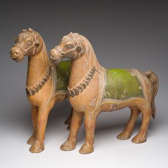 Twee Indische deels gepolychromeerd houten paarden, 20ste eeuw