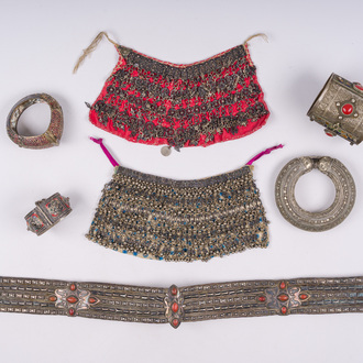 Een collectie etnische juwelen in zilver en koper, Jemen, Soematra en Turkmenistan, 19de/20ste eeuw