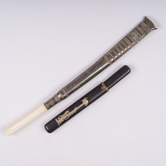 Een Japanse Shibayama lakwerk dolk en een Birmaanse dolk, 19de eeuw