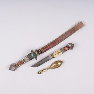 Een Tibetaanse dolk met zilveren schede en een met turkoois bezette koperen lepel, 19de eeuw