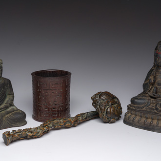 Twee Chinese bronzen Boeddha’s, een houten penseelbeker en een ruyi-scepter, 19de/20ste eeuw