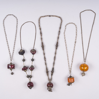 Vijf kettingen in zilver en koper met hangers in amber, Marokko en Nepal, 19de/20ste eeuw