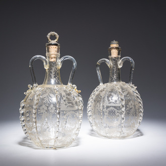 Een paar gegraveerde glazen karaffen, wellicht Nederland, 18de/19de eeuw