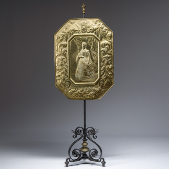 A gilt copper firescreen depicting Marie de' Medici on a wrought iron base, 19th C.