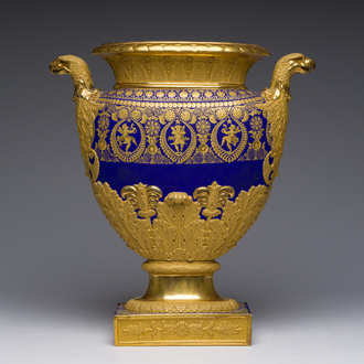 A fine French Empire vase with refined gilt design on a cobalt blue ground, Paris, early 19th C.