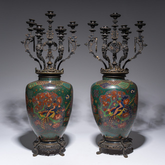 Een paar Japanse cloisonné vazen met Franse deels verguld bronzen chinoiserie monturen omgevormd tot kandelaars, 19de eeuw