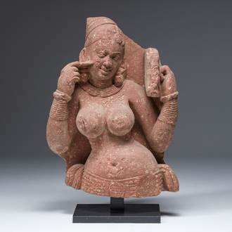 Een Indisch geel gespikkeld rood zandstenen reliëffragment van een devata, wellicht Mathura school, Kushan periode, 2de eeuw v.C./2de eeuw