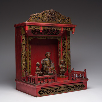 Een Chinees gelakt en verguld houten huisaltaar met figuren, 19de eeuw