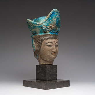 Een groot Chinees deels turquoise geglazuurd aardewerken hoofd van Guanyin in Ming-stijl, wellicht 19de eeuw