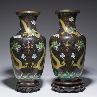 Een paar Chinese cloisonné vazen met draken, 19de/20ste eeuw