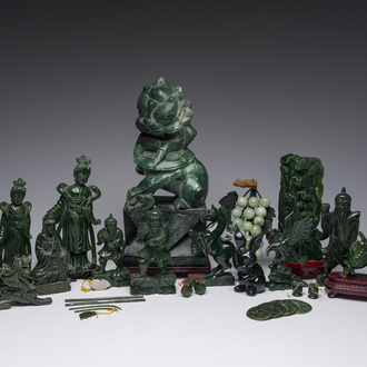 Zestien Chinese sculpturen in groene jade en hardsteen, 20ste eeuw