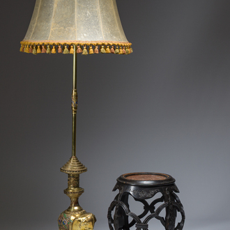 Een opengewerkte Chinese houten sokkel met marmeren bovenblad en een Franse verguld koperen en champlevé 'olifanten' lamp, 20ste eeuw
