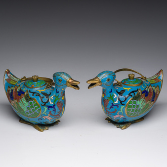 Een paar Chinese cloisonné kannen in de vorm van eenden, 19de/20ste eeuw