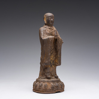 Een Chinese gietijzeren sculptuur van een Luohan, wellicht Ming