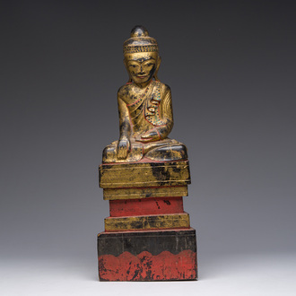 Een deels verguld houten figuur van de zittende Boeddha, Birma, 19de eeuw