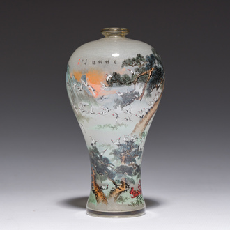 Een Chinees binnenin beschilderd glazen miniatuur 'meiping' vaasje met decor van kraanvogels, 19de/20ste eeuw
