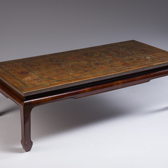 Een Chinese salontafel met deels gepolychromeerd houten bovenblad met decor van een draak en een feniks, Qing en 20ste eeuw