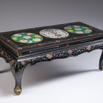 Een Chinese gelakt houten salontafel met drie ronde cloisonné plaquettes, 20ste eeuw